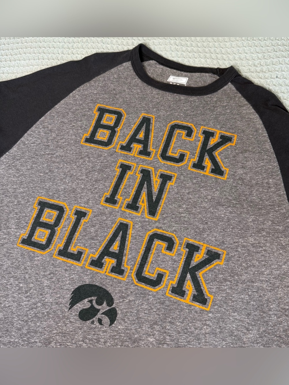 Tailgate Iowa Hawkeyes Back in Black Baseball Tee Shirt Mens XL Gray UofI Hawks